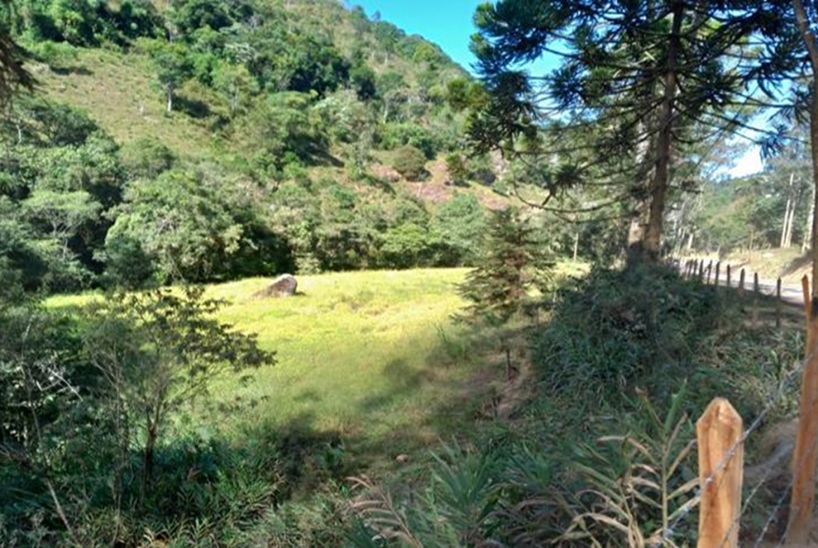 Terreno a Venda em Gonçalves MG de 10.000 m² com Rio na Divisa