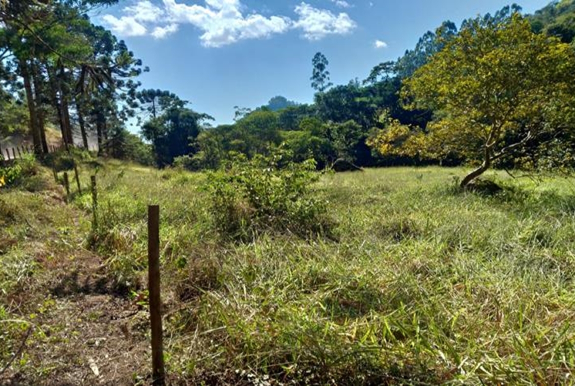 Terreno a Venda em Gonçalves MG de 10.000 m² com Rio na Divisa