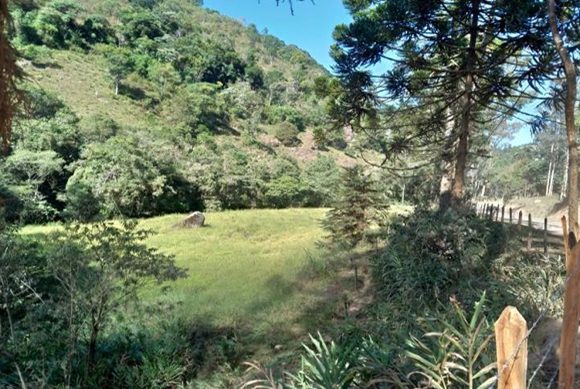 Terreno a Venda em Gonçalves MG de 10.000 m² com Rio na Divisa