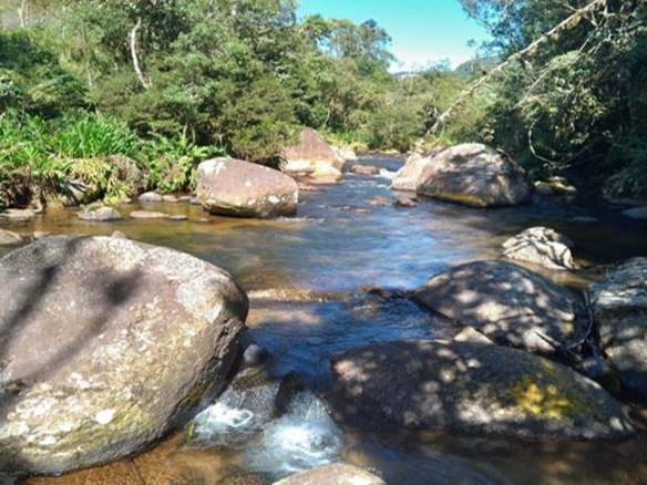 Terreno a Venda em Gonçalves MG de 10.000 m² com Rio na Divisa