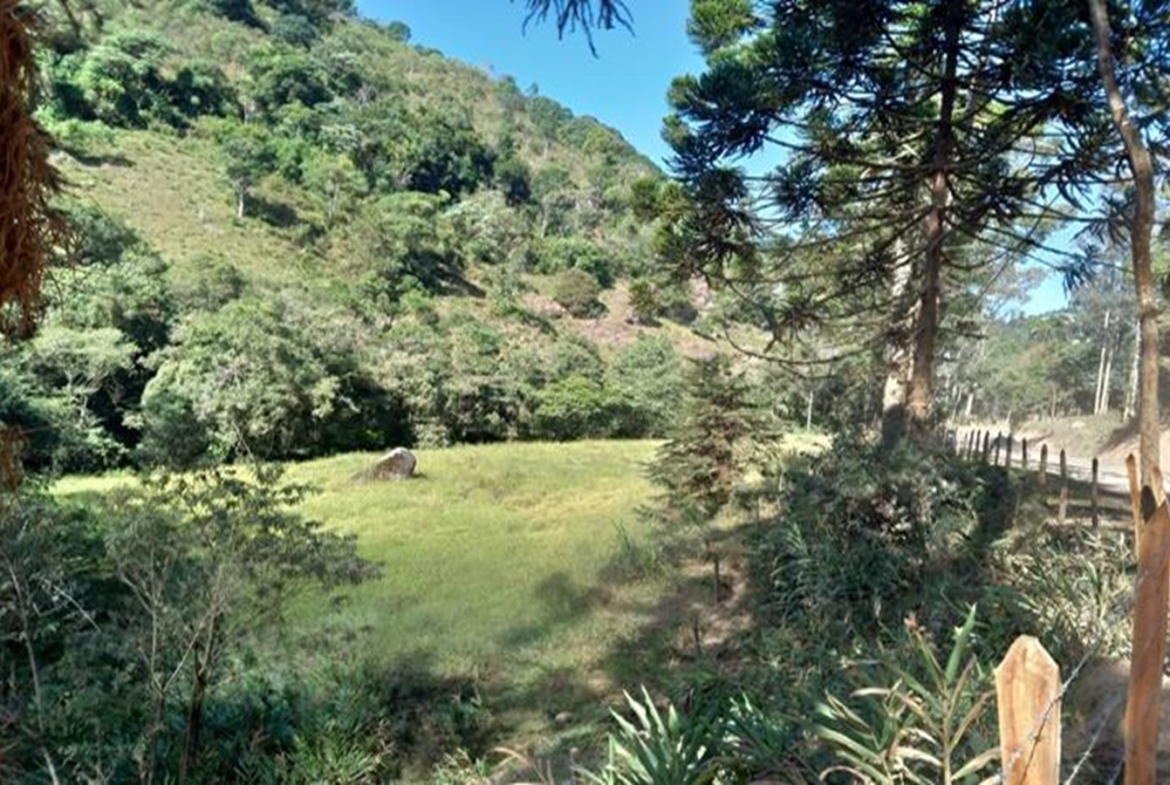 Terreno a Venda em Gonçalves MG de 10.000 m² com Rio na Divisa