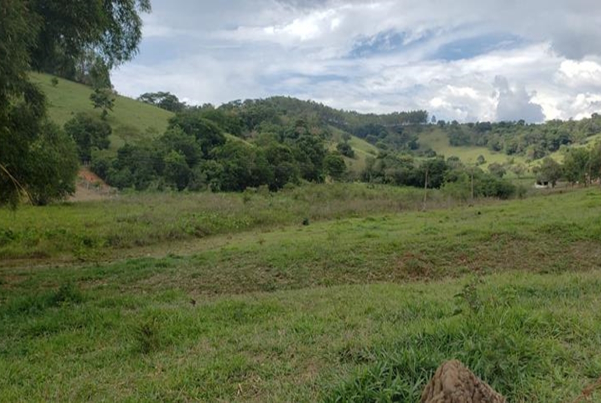 Terreno a venda no Córrego do Bom Jesus 800 metros da Pista