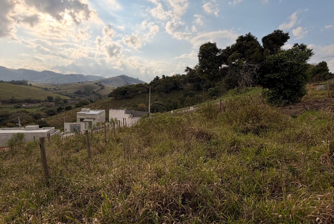 Lote em Cambuí MG de 160 m² com 8 metros de frente