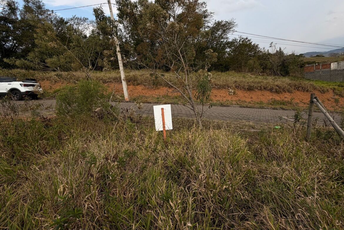 Lote em Cambuí MG de 160 m² com 8 metros de frente