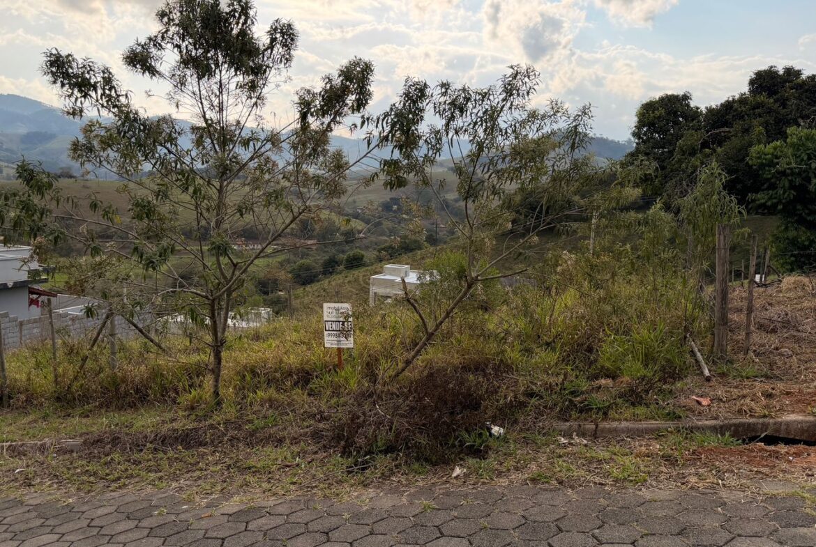 Lote em Cambuí MG de 160 m² com 8 metros de frente