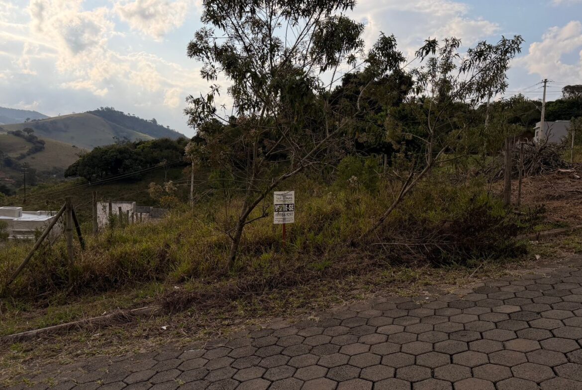 Lote em Cambuí MG de 160 m² com 8 metros de frente