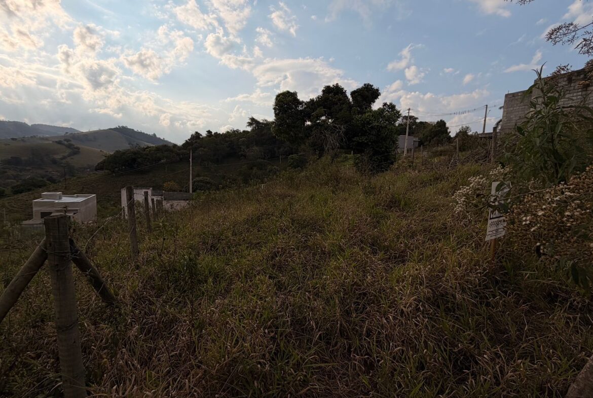 Lote em Cambuí MG de 160 m² com 8 metros de frente