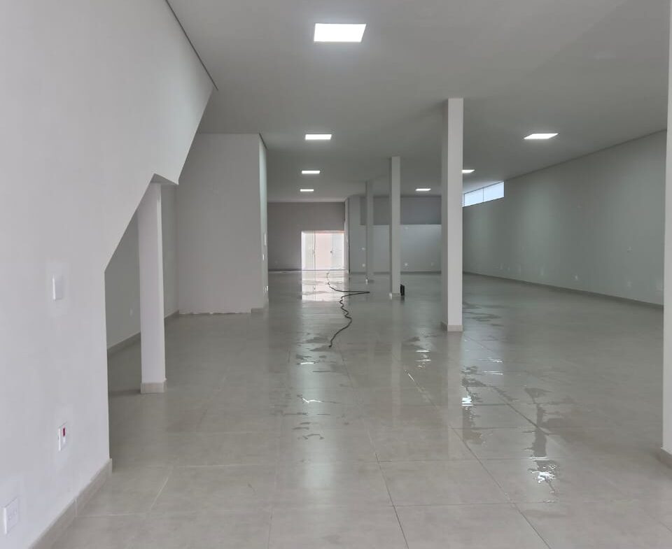PONTO COMERCIAL NO CENTRO – 1.000 m² | AVENIDA PRINCIPAL