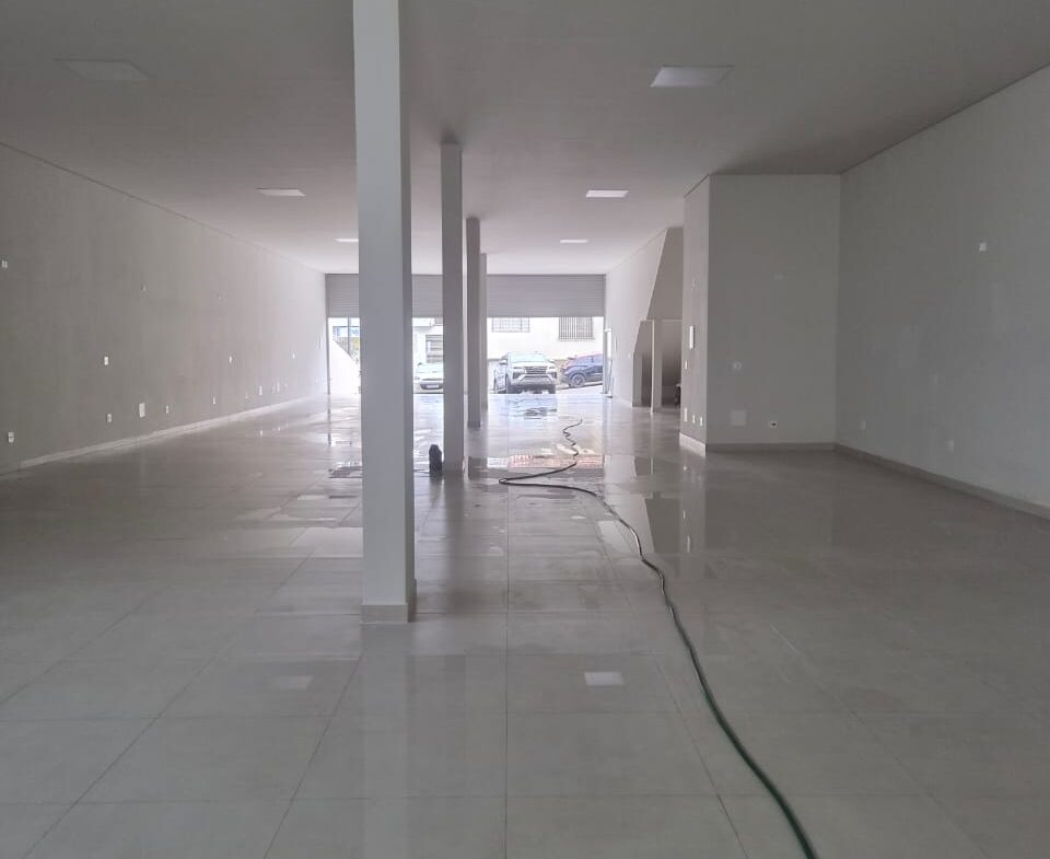 PONTO COMERCIAL NO CENTRO – 1.000 m² | AVENIDA PRINCIPAL