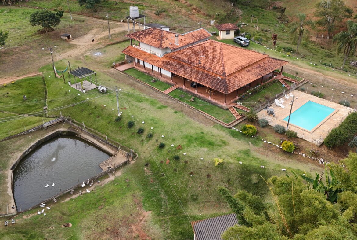 Sítio à venda com rio, cachoeira, piscina e 20,97 hectares em Cambuí MG