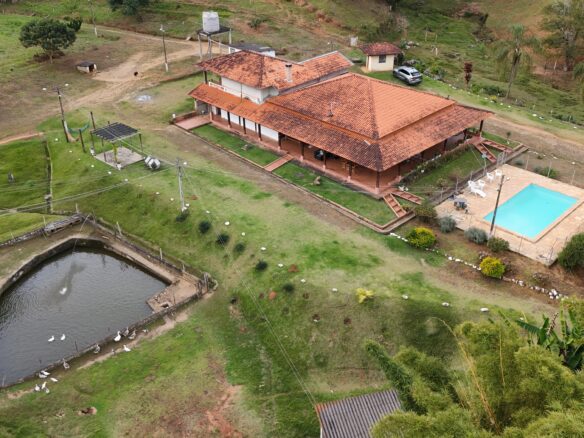 Sítio à venda com rio, cachoeira, piscina e 20,97 hectares em Cambuí MG