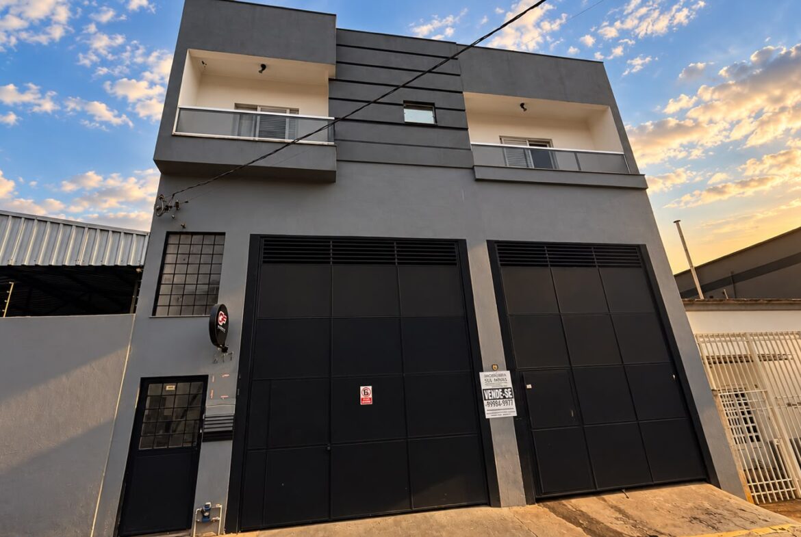Casa ampla com Salão, Área gourmet e 4 Quartos À Venda em Cambuí MG
