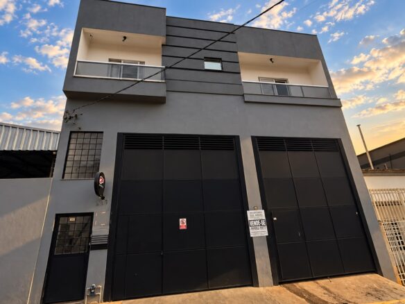 Casa ampla com Salão, Área gourmet e 4 Quartos À Venda em Cambuí MG