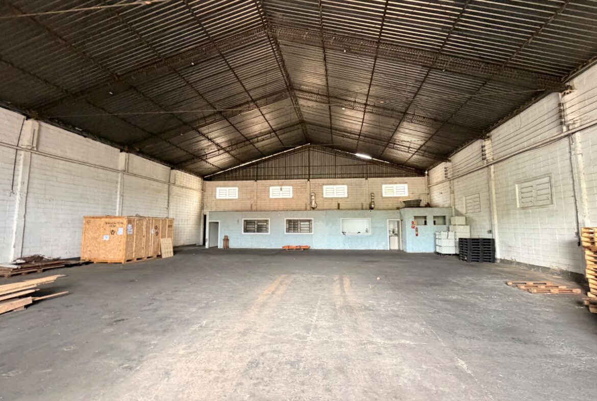 Galpão de 1.000 m² para alugar em Cambuí ao lado da pista
