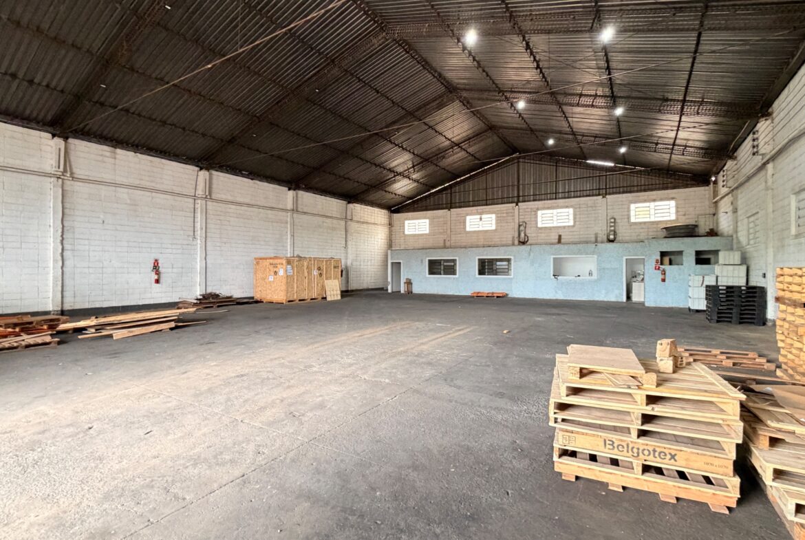 Galpão de 1.000 m² para alugar em Cambuí ao lado da pista