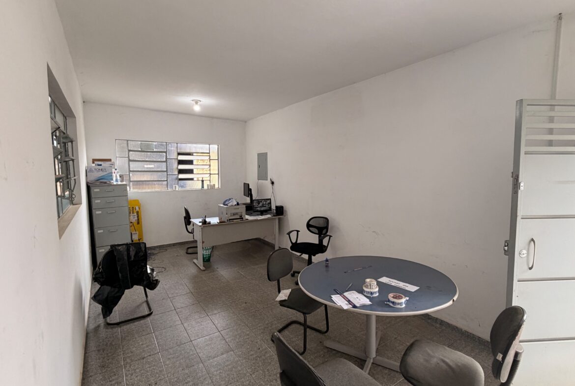 Galpão de 1.000 m² para alugar em Cambuí ao lado da pista