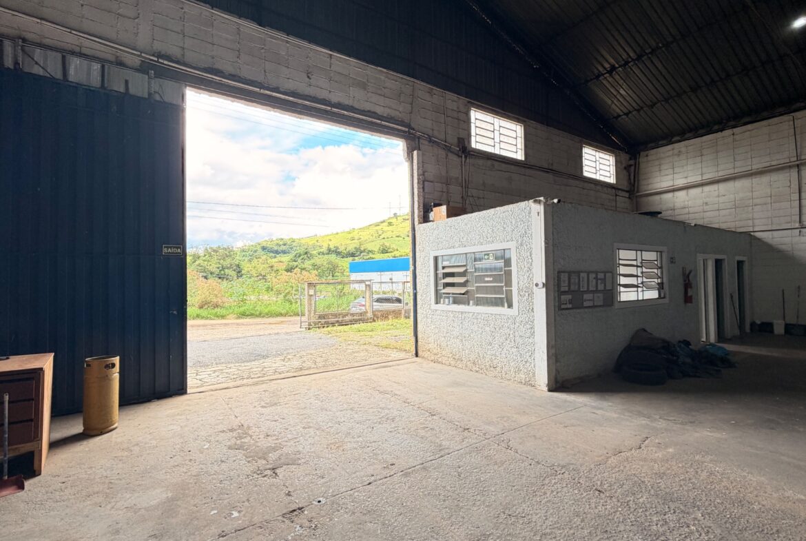 Galpão de 1.000 m² para alugar em Cambuí ao lado da pista
