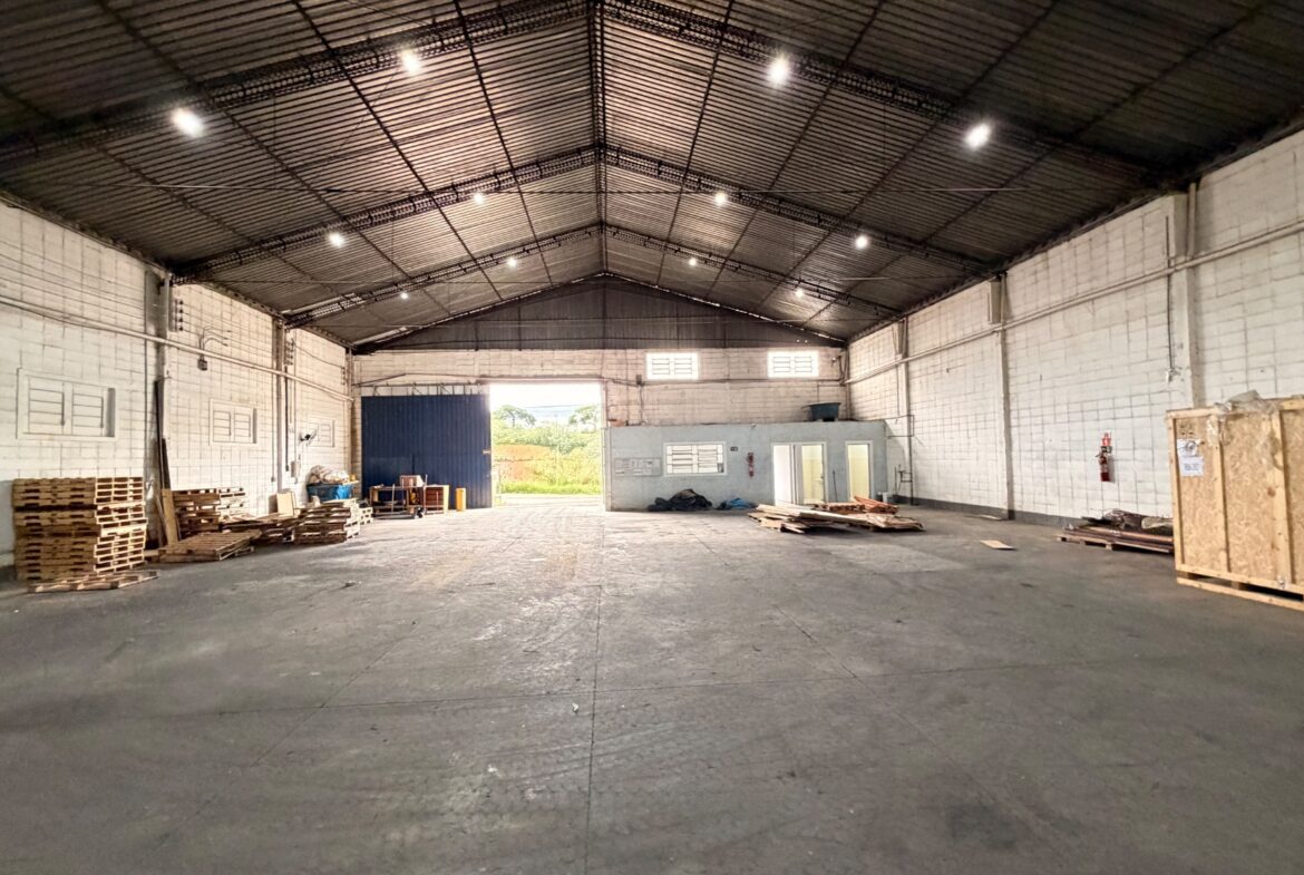 Galpão de 1.000 m² para alugar em Cambuí ao lado da pista